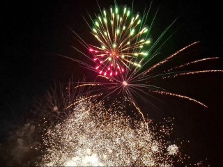 Это к деньгам: что делать, если в вас попала петарда?