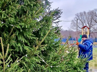 В Веселеве украшают главную елку и заливают каток к новогодним праздникам