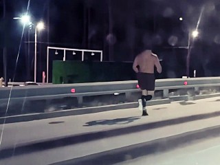 Мужчина с голым торсом на пробежке в 15-градусный мороз взбодрил девушек Одинцова