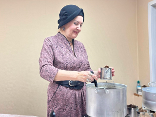 Пенсионеры и волонтеры изготовили партию окопных свечей для зарайских бойцов СВО