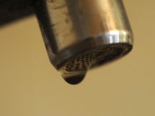 Специалисты восстанавливают подачу горячей воды в поселке Ровки