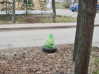 Креатив или хамство? В Орехово-Зуеве «слепили» елку из мусора