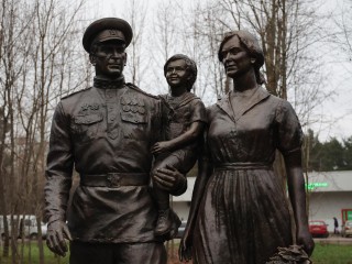 Важный символ: памятник «Послевоенная молодая семья» открыли в Балашихе