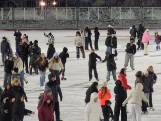 До 5 тыс. человек выходят на лед стадиона «Зоркий» в Красногорске в выходные