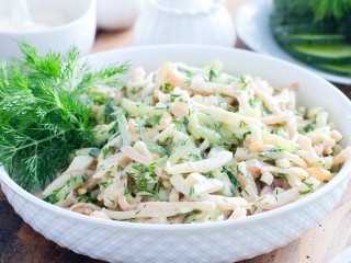 Удиви гостей за 20 минут: хит новогоднего стола — салат с кальмарами