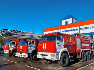 В Электростали пожарные потушили горящие мусоросборник, кафе и гаражный бокс