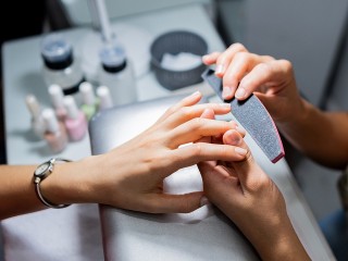 Роскошный цвет с глянцем: как выглядит и с чем носить самый нашумевший маникюр зимы 2025/26