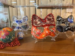 Волшебство в стекле: чем удивит новогодняя выставка «Разноцветная зима» в «Доме Широкова»