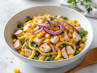 Копченая курица и маринованный лук — салат «Квадро», к которому гости тянутся первым