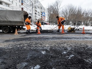 Холодный асфальт — горячий результат: по каким дорогам Чеховского округа стало приятнее ездить