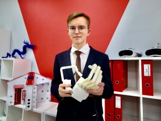 Школьник из Ногинска намерен запатентовать придуманный им нейротренажер для реабилитации паралича кисти