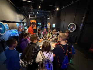 От цунами до магнитов: школьники эксперементировали с физикой в музее науки