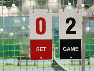 Площадку для игры в теннис устанавливают прямо в торговом центре Мытищ