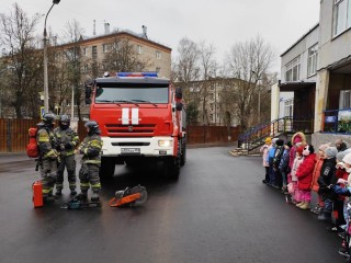 Урок безопасности в Дедовске: как пожарные покорили сердца воспитанников детского сада №2 «Радуга»