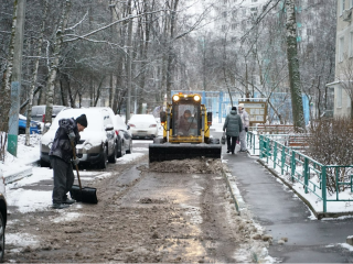 В Химках на уборку улиц после снегопада вышли более 130 рабочих и 50 единиц техники