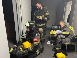 Дым, рация, спасательный маневр: как пожарные Чехова тренировались спасать людей в задымлении