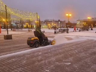 Снежная битва: сугробы убирают с улиц и дворов — где техника уже работает и чего ждать жителям