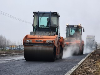 В Свердловском на улице Березовой укладывают второй слой асфальта на новой дороге