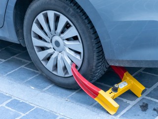 Юрист: способ борьбы за парковку с блокиратором — вне закона