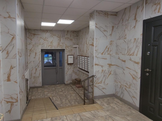 В подъезде на Центральной в ходе ремонта облицевали стены клинкерной плиткой