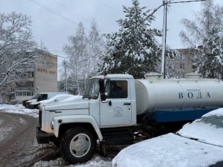 Цистерна с водой дежурит в Красногорске не период ремонтных работ на водопроводе