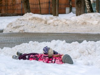 Минимум три слоя: педиатр объяснила, как правильно одеть ребенка на зимнюю прогулку