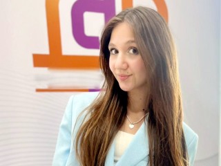 Победительница шоу Голос.Дети Олеся Казаченко спела на окне многоэтажки