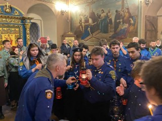 Вифлеемский огонь привезли скауты в храм Покрова Пресвятой Богородицы