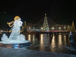 В парке «Патриот» начали собирать новогоднюю елку