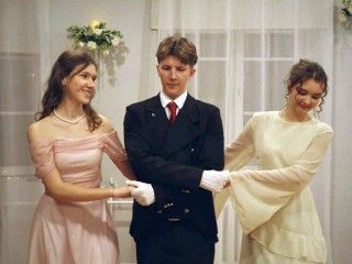 Бал при свечах объединил школьников и студентов – прихожан Донского храма в Перловке