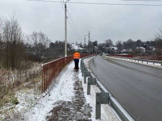 Тротуар возле реки в Пушкино вручную очистили от снега после жалобы местных жителей
