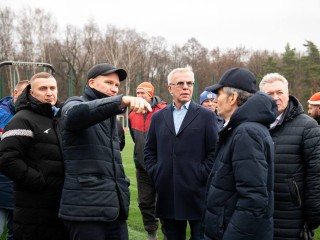 Легендарный спортсмен Фетисов проверил работы на стадионе «Полет»