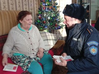 Новый год без замыканий: пожарные научили жителей поселка Орешково правильно пользоваться электроприборами