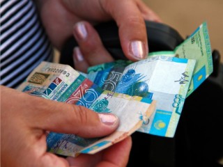 Новогодний бонус или гарантия денег: обязаны ли работодатели платить тринадцатую зарплату