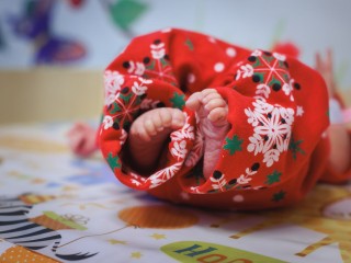 Новорожденные в Подмосковье встретят мам в новогодних костюмчиках