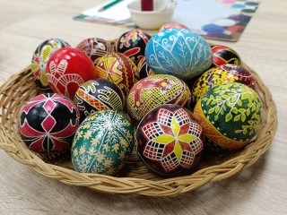 Мастер-класс «Чудо-писанка»: мамы особенных детей освоили древнее искусство росписи