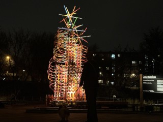 Тарычевский пруд превратился в зимнюю галерею: здесь зажглась дизайнерская елка