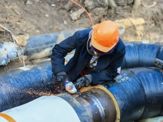 Работники ЖКХ в Красной Пойме устраняют утечку на теплотрассе