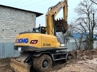 В микрорайоне Восточном строители прокладывают новую канализационную трубу