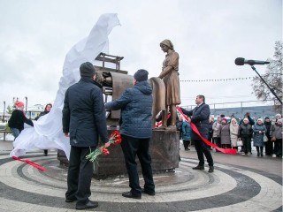 Память в бронзе: в Озерах увековечили труд нескольких поколений ткачей
