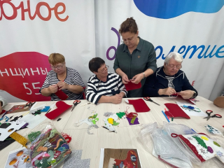 В Серебряных Прудах пенсионеры создают праздничные аксессуары к Новому году и Рождеству