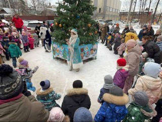 Ваша УК тоже так может: как дворы в Пушкино превращают в новогоднюю сказку с полным аншлагом