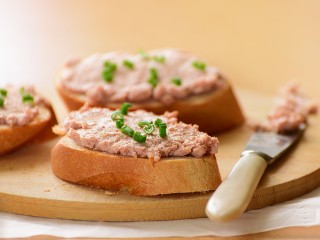 Новый год по бюджету: пикантная намазка заходит лучше красной икры