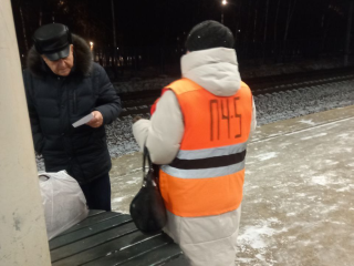 Как безопасно переходить ж/д пути зимой: пассажирам станции «Томилино» раздали памятки