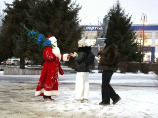 Дед Мороз разгуливает по Коломне и поздравляет случайных прохожих