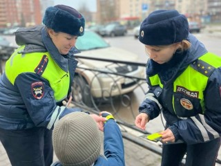 В Павловском Посаде пешеходам раздали светоотражающие брелоки и объяснили, как их носить