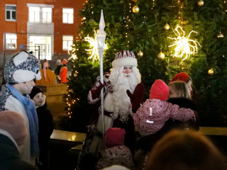 Елка, каток и праздничная программа: как в Долгопрудном встретили начало зимы