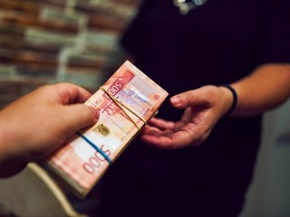 Названы отрасли, где зарплата превысила ₽100 тыс.