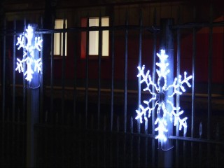 Снежинки на заборе больницы и световые консоли: новогодний сюрприз для жителей улицы Карла Маркса устроили в Дубне