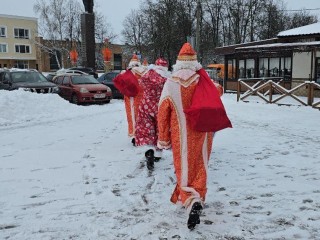 Можайские волонтеры привезли новогодние гостиницы 150 детям